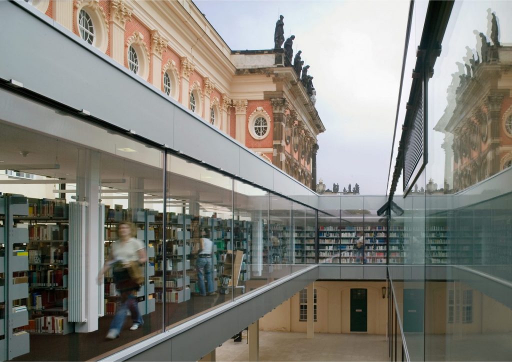 Anbau des Marstalls durch eine neue philosophische Bibliothek. Das Gebäude ist größtenteils aufgeständert und wirkt als eingestelltes Objekt. Fertigstellung 2006