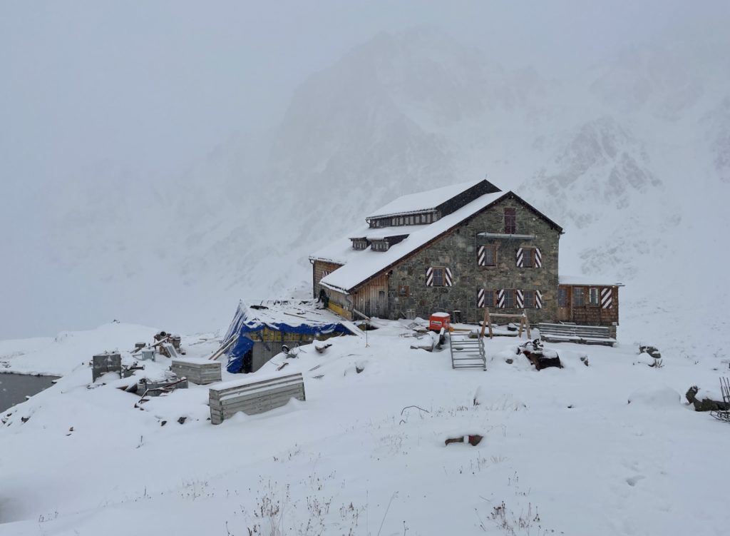 Baubeginn September 2022, Baustelle auf 2.384m mit frühem Wintereinbruch